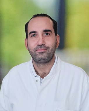 Adel Osman ist Oberarzt und Facharzt für Neurochirurgie in der Klinik für Wirbensäulenchirurgie und Neurochirurgie am SRH Wald-Klinikum Gera.