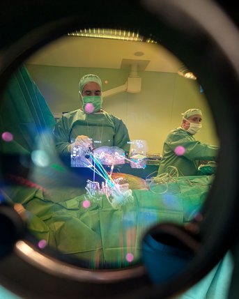 Blick durch die AR-Brille: Eingeblendete Patientendaten und Navigationsansichten erzeugen eine „schwebende“ 3D-Ansicht der Wirbelsäule, an der sich die Operateure orientieren - noch vor dem ersten Schnitt.