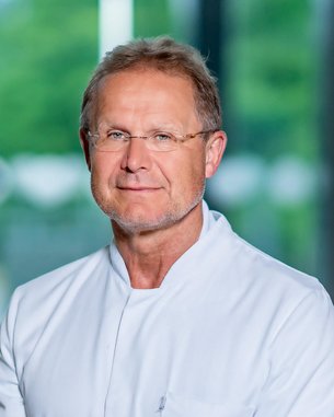 Prof. Dr. med. Uwe Will, Facharzt für Innere Medizin, Gastroenterologie, Kursleiter Stufe III für das Gebiet Endosonographie, Kursleiter Stufe III für das Gebiet Innere Medizin, Qualifizierte Ultraschall-Weiterbildung für das Gebiet Innere Medizin, Professur an der Friedrich-Schiller-Universität Jena