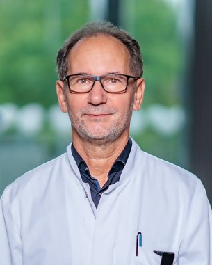 Prof. Dr. med. Andreas Müller, Facharzt für Hals-Nasen-Ohrenkunde, Zusatzbezeichnungen: Plastische Operationen, Spezielle HNO-Chirurgie, Schwerpunkte: Nasenplastiken, Kehlkopf- und Trachealchirurgie, Rekurrensparesen (Kehlkopfschrittmacher/Reinnervation)