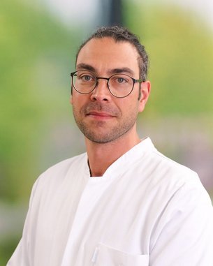 Gabor Nagy, Facharzt für Anästhesie, Zusatzbezeichnung Intensivmedizin, Zusatzbezeichnung Notfallmedizin, Zusatzbezeichnung Klinische Akut- und Notfallmedizin