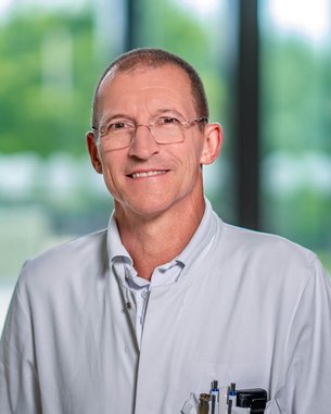 Prof. Dr. med. Michael Kretzschmar, Facharzt für Anästhesiologie; Zusatzbezeichnungen Spezielle Schmerztherapie, Intensiv-, Notfall- und Palliativmedizin, Pharmakologie